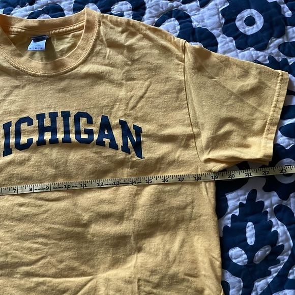 [Gildan] University of Michigan Shirt - Picture 4 of 5